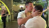 ТАТИНА СРЕЋА: Филип Живојиновић цепа мајицу Урошу Живковићу (ФОТО)