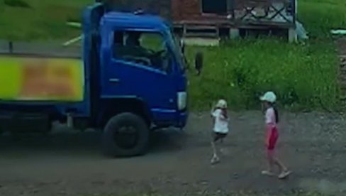 HOROR ZA PORODICU: Otac požurio do ćerkice koju je udario kamion, pa sa svojim drugim detetom imao tešku saobraćajku (UZNEMIRUJUĆI VIDEO)