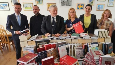 DIREKTOR ARHIVA VOJVODINE DR NEBOJŠA KUZMANOVIĆ URUČIO DAROVE OŠ IVO ANDRIĆ U BANJALUCI Svakom učeniku po jedna knjiga DIREKTOR ARHIVA VOJVODINE DR NEBOJŠA KUZMANOVIĆ URUČIO DAROVE OŠ IVO ANDRIĆ U BANJALUCI Svakom učeniku po jedna knjiga