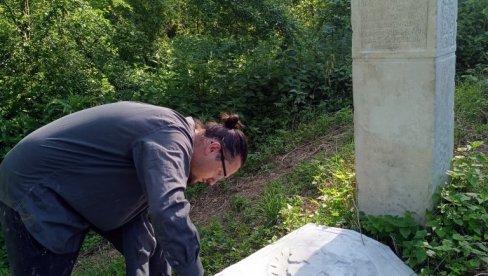 ИСТОРИЈА ИЗРОНИЛА ИЗ КОРОВА: Код Ваљева обновљено више од 50 одавно заборављених споменика знаменитим мештанима