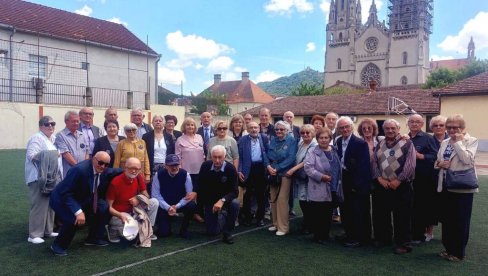 JUBILEJ POSVEĆEN ĆOLETU: Na nesvakidašnji način najuspešnija generacija vršačke gimnazije obeležila 60 godina mature JUBILEJ POSVEĆEN ĆOLETU: Na nesvakidašnji način najuspešnija generacija vršačke gimnazije obeležila 60 godina mature