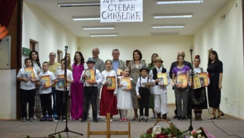 ОШ „СТЕВАН СИНЂЕЛИЋ“ ПРОСЛАВИЛА ДАН ШКОЛЕ: Најуспешнијим наставницима и ученицима уручене дипломе