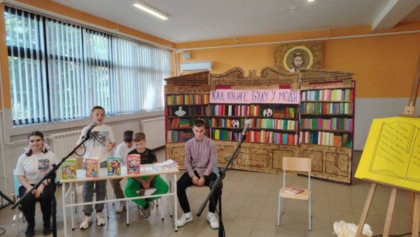 „КАД КЊИГЕ БУДУ У МОДИ“: Основци обележили Дан школе (ФОТО) „КАД КЊИГЕ БУДУ У МОДИ“: Основци обележили Дан школе (ФОТО)