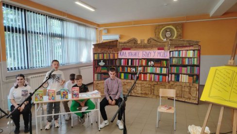 „КАД КЊИГЕ БУДУ У МОДИ“: Основци обележили Дан школе (ФОТО) „КАД КЊИГЕ БУДУ У МОДИ“: Основци обележили Дан школе (ФОТО)