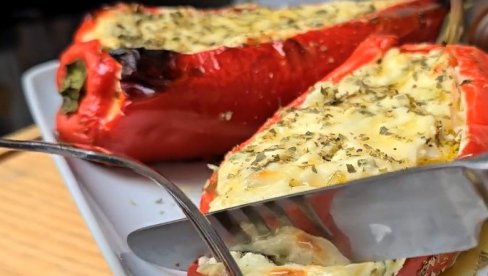 IZNAD ŠPORETA, A TEMPERATURE PREKO 30: Pečena paprika punjena sirom, spas za letnji ručak (VIDEO)