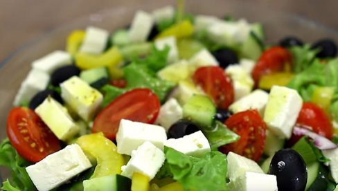 SAVRŠEN OBROK ZA OVE VRELE DANE: Grčka salata sa fetom, zdrava i ukusna (VIDEO)