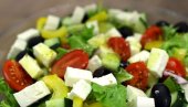 SAVRŠEN OBROK ZA OVE VRELE DANE: Grčka salata sa fetom, zdrava i ukusna (VIDEO) SAVRŠEN OBROK ZA OVE VRELE DANE: Grčka salata sa fetom, zdrava i ukusna (VIDEO)