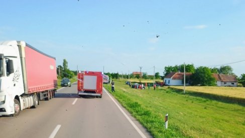POGINULA ŽENA NA PUTU KOD KIKINDE: U saobraćajnoj nesreći povređeno sedmoro putnika