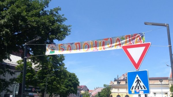 СУТРА „БАЛОНИЈАДА“: Предшколци се опраштају од својих васпитача СУТРА „БАЛОНИЈАДА“: Предшколци се опраштају од својих васпитача