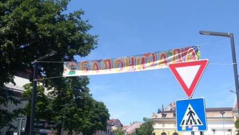 СУТРА „БАЛОНИЈАДА“: Предшколци се опраштају од својих васпитача СУТРА „БАЛОНИЈАДА“: Предшколци се опраштају од својих васпитача