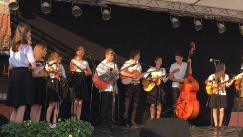 TAMBURAŠKI HITOVI U KULTURNOJ STANICI : Koncert polaznika škola tambure u Novom Sadu, Begeču i Kovilju TAMBURAŠKI HITOVI U KULTURNOJ STANICI : Koncert polaznika škola tambure u Novom Sadu, Begeču i Kovilju