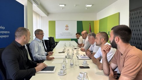 И УРЕДБОМ ДО ФЕР ОТКУПНИХ ЦЕНА МЛЕКА: Министар Гламочић разговарао са представницима Удружења произвођача млека Мачванског округа