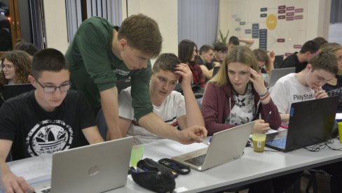 MINISTARSTVO PROSVETE RASPISALO KONKURS: Evo ko ima pravo na učeničke kredite i stipendije