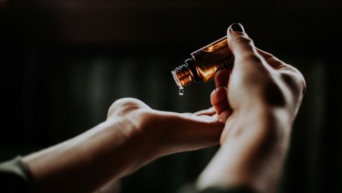 BOLI VAS GLAVA? EVO KAKO DA PREPOZNATE LETNJU GLAVOBOLJU: Ovo su prirodne metode koje pomažu BOLI VAS GLAVA? EVO KAKO DA PREPOZNATE LETNJU GLAVOBOLJU: Ovo su prirodne metode koje pomažu