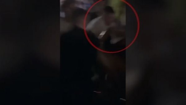 Овако су НАЦИСТИ БЛОКАДЕРИ напали Милоша Павловића! (ВИДЕО) Овако су НАЦИСТИ БЛОКАДЕРИ напали Милоша Павловића! (ВИДЕО)