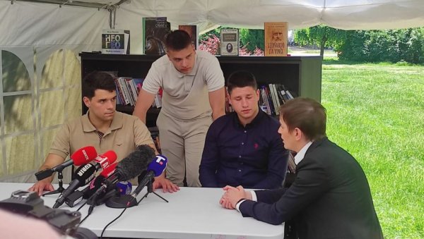СРБИЈА ТРЕБА ДА ВАМ ВЕЧНО БУДЕ ЗАХВАЛНА Брнабић у посети нападнутим студентима у Пионирском парку (ВИДЕО) СРБИЈА ТРЕБА ДА ВАМ ВЕЧНО БУДЕ ЗАХВАЛНА Брнабић у посети нападнутим студентима у Пионирском парку (ВИДЕО)