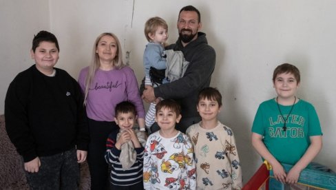 DOM ISPUNJEN LJUBAVLJU BEZ KROVA I VRATA: Zahvaljujući humanitarcima osmočlana porodica Savić iz Kaća živeće u boljim uslovima DOM ISPUNJEN LJUBAVLJU BEZ KROVA I VRATA: Zahvaljujući humanitarcima osmočlana porodica Savić iz Kaća živeće u boljim uslovima