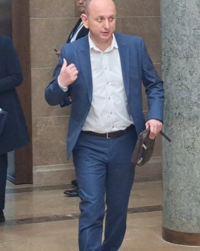 КНЕЖЕВИЋ: Док Спајић распродаје Црну Гору, полиција хапси Весну Братић