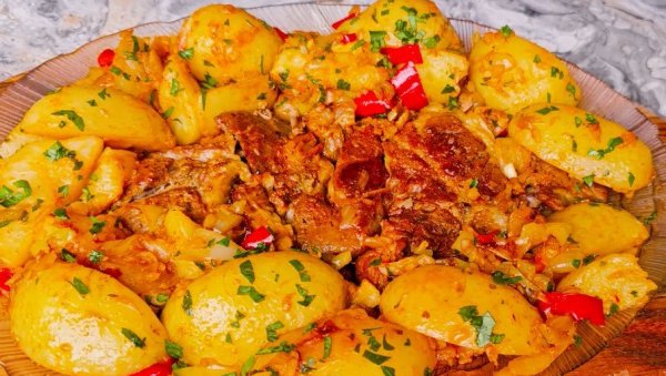 МИРИС КОЈИ СЕ ШИРИ ИЗ КУХИЊЕ ОДМАХ МАМИ ОСМЕХ: Млади кромпирићи са поврћем (ВИДЕО) МИРИС КОЈИ СЕ ШИРИ ИЗ КУХИЊЕ ОДМАХ МАМИ ОСМЕХ: Млади кромпирићи са поврћем (ВИДЕО)