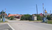 VOZ NALETEO NA TRAKTOR SA PRIKOLICOM: Jeziva nesreća na lokalnom putu, jedan muškarac poginuo, drugi povređen