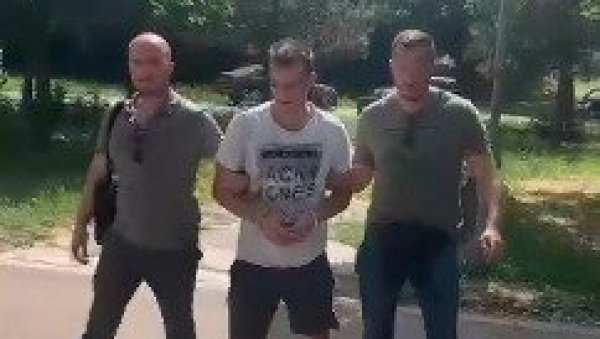 СНИМАК ХАПШЕЊА НАПАДАЧА НА МИЛОША ПАВЛОВИЋА: Адам Никачевић у притвору (ВИДЕО) СНИМАК ХАПШЕЊА НАПАДАЧА НА МИЛОША ПАВЛОВИЋА: Адам Никачевић у притвору (ВИДЕО)