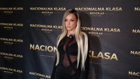 VOLIM DA EKSPRERIMENTIŠEM I MENJAM STILOVE: Anđela Ignjatović Breskvica o novoj pesmi, letnjoj turneji, važnim ljudima u životu (FOTO)