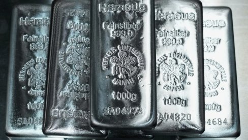 ЦЕНА СРЕБРА ПРЕМАШИЛА РЕКОРДНИХ 65 ДОЛАРА ПО УНЦИ: Инвеститори траже алтернативну имовину