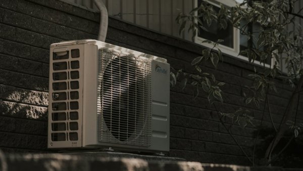 СПАС ОД ВРУЋИНЕ И ВИСОКИХ РАЧУНА: Ово је најкорисније дугме на клима уређају СПАС ОД ВРУЋИНЕ И ВИСОКИХ РАЧУНА: Ово је најкорисније дугме на клима уређају