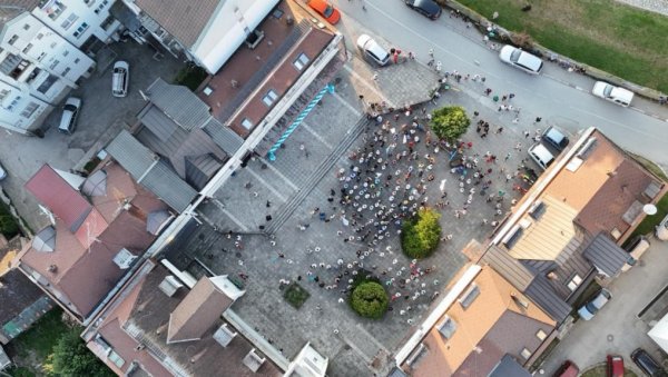 РАСПАД ЗАВРШНЕ БЛОКАДЕРСКЕ КОНВЕНЦИЈЕ У КОСЈЕРИЋУ: Једва се окупило 300 људи - народ вас неће! (ФОТО) РАСПАД ЗАВРШНЕ БЛОКАДЕРСКЕ КОНВЕНЦИЈЕ У КОСЈЕРИЋУ: Једва се окупило 300 људи - народ вас неће! (ФОТО)