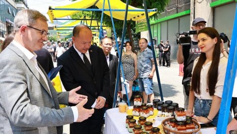 ПРИЛИКА ЗА РАЗМЕНУ ИДЕЈА И ИНОВАЦИЈА: Међународни сајам биља и гљива у Врању, на отварању и амбасадор Кине