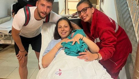 MAŠA URANILA DVE NEDELJE, PA STIGLA ZA 32 MINUTA: Ekipa Hitne pomoći iz Vrčina uspešno porodila trudnicu - na Autokomandi MAŠA URANILA DVE NEDELJE, PA STIGLA ZA 32 MINUTA: Ekipa Hitne pomoći iz Vrčina uspešno porodila trudnicu - na Autokomandi