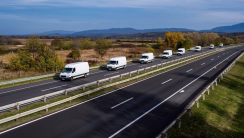 ЗА ВОЛАН КОМБИЈА СА Б КАТЕГОРИЈОМ: Еснаф упутио предлог МУП да се измене прописи за вожњу електричних возила тежих од 3.500 килограма ЗА ВОЛАН КОМБИЈА СА Б КАТЕГОРИЈОМ: Еснаф упутио предлог МУП да се измене прописи за вожњу електричних возила тежих од 3.500 килограма