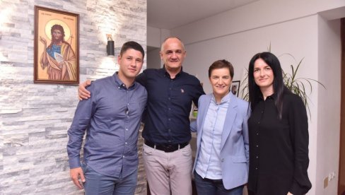 АНА БРНАБИЋ ПОСЕТИЛА МИЛОША ПАВЛОВИЋА И ЊЕГОВУ ПОРОДИЦУ Ћаци ће увек победити јер Ћаци представља све оно што Србија исконски јесте ...