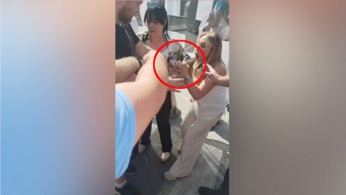 POSLANICA MIROSLAVA ALEKSIĆA IZVUKLA NOŽ ISPRED SKUPŠTINE: Hoće krvoproliće - oružjem na mladost (VIDEO)