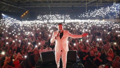 NOĆ ZA PAMĆENJE: Petnaest hiljada ljudi pevalo u Sarajevu uz Aca Pejovića (FOTO)