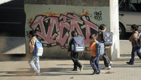 U DVORIŠTU ŠKOLE PESNICOM UDARIO POLICAJCA: Optužnica za napad na službeno lice i držanje droge