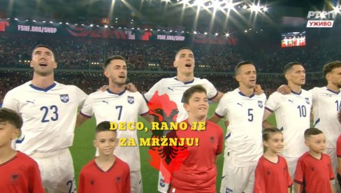 DECO, ZAŠTO? JOŠ STE MLADI ZA MRŽNJU: Vidite šta su mali Albanci radili dok se orila himna Srbije - i to ispred naših fudbalera (FOTO)