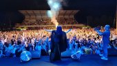 INICIJALI PREMIJERNO U PIROTU: Dragana Mirković prvi put uživo optevala novu pesmu, a publika je zna celu, od prve do poslednje reči (FOTO)