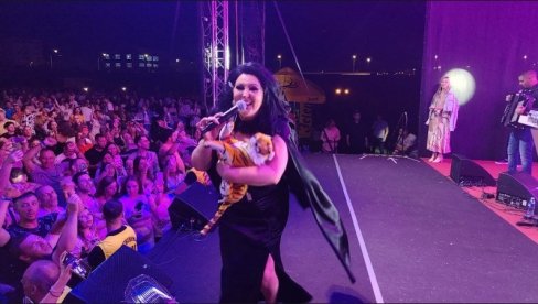 SA OMILJENENIM TIGRIĆEM NA SCENI: Dragana Mirković zapevala svoj hit, a i on joj je pravio društvo (FOTO)