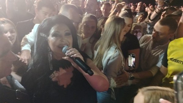 ТРАДИЦИОНАЛНО ДРУЖЕЊЕ СА ПУБЛИКОМ: Драгана Мирковић прошетала међу публиком у Пироту и испуњавала музичке жеље (ФОТО)