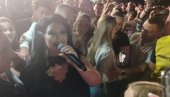 TRADICIONALNO DRUŽENJE SA PUBLIKOM: Dragana Mirković prošetala među publikom u Pirotu i ispunjavala muzičke želje (FOTO)