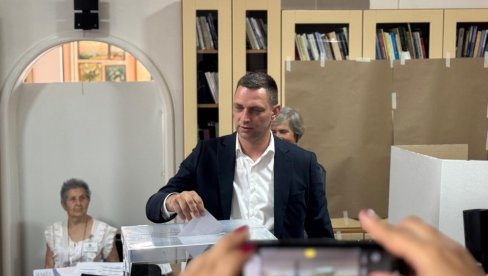 ЖАРКО ЂОКИЋ ГЛАСАО НА ИЗБОРИМА У КОСЈЕРИЋУ: Кандидат са листе  Не дамо Србију - Александар Вучић обавио грађанску дужност