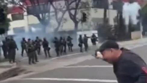 ČVRSTA RUKA! Tramp izveo vojsku na ulice Los Anđelesa: Prvi put od 1992. godine vojska upotrebljena protiv blokadera u Americi (VIDEO) ČVRSTA RUKA! Tramp izveo vojsku na ulice Los Anđelesa: Prvi put od 1992. godine vojska upotrebljena protiv blokadera u Americi (VIDEO)