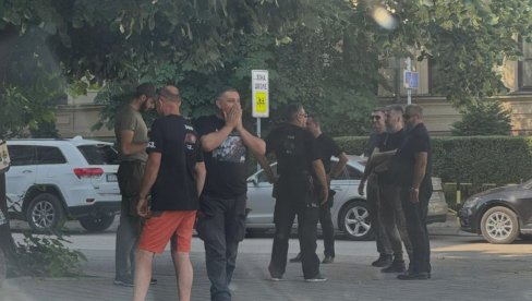 BRUTALNO KRŠENJE IZBORNOG PROCESA U ZAJEČARU! Lica koja se predstavljaju kao VETERANI U SARADNJI SA PUFOVCIMA ZASTRAŠUJU GRAĐANE ZAJAČERA!