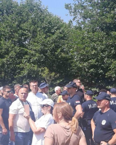 НАСИЉЕ БЕЗ ПРЕСЕДАНА: Парандиловић и Штимац блокирају улаз људима у кућу (ФОТО) НАСИЉЕ БЕЗ ПРЕСЕДАНА: Парандиловић и Штимац блокирају улаз људима у кућу (ФОТО)