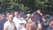 NASILJE BEZ PRESEDANA: Parandilović i Štimac blokiraju ulaz ljudima u kuću (FOTO) NASILJE BEZ PRESEDANA: Parandilović i Štimac blokiraju ulaz ljudima u kuću (FOTO)