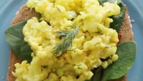 ODLIČAN PRILOG ILI OBROK ZA SEBE: Salata sa karfiolom i jajima