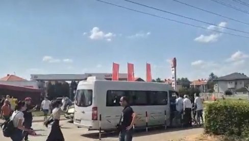 БЛОКАДЕРИ НАПАЛИ КОМБИ СА РАДНИЦИМА У ЗАЈЕЧАРУ