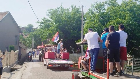 ОВАКО СЕ ЧУВА ТРАДИЦИЈА: Поново литија у Горњој Мутници код Параћина (ФОТО) ОВАКО СЕ ЧУВА ТРАДИЦИЈА: Поново литија у Горњој Мутници код Параћина (ФОТО)