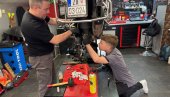 BOGDANU (13) JE ZVUK MOTORA MUZIKA ZA UŠI: Tinejdžer iz Niša je najmlađi moto-serviser, a već je stekao poverenje brojnih mušterija